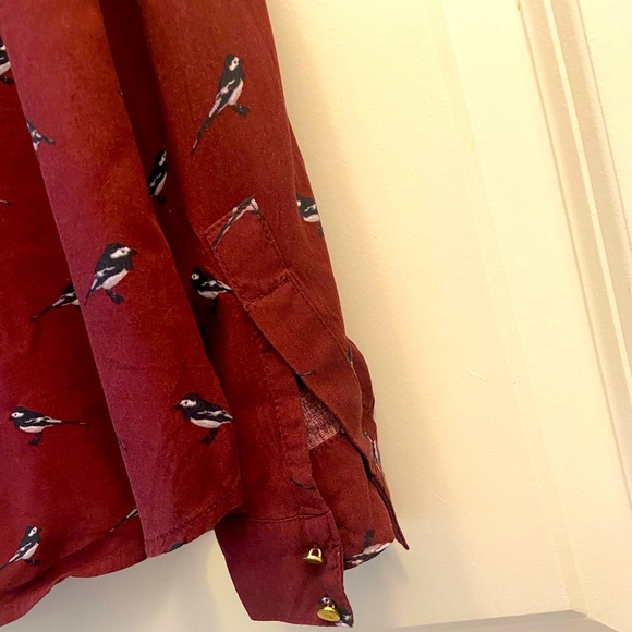✨4/$20✨ - Women’s top Burgundy with Sparrows - Picture 8 of 9